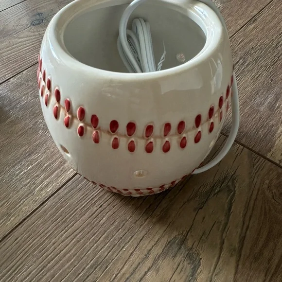 New in Box Scentsy Cream and Red Warmer - Picture 5 of 9
